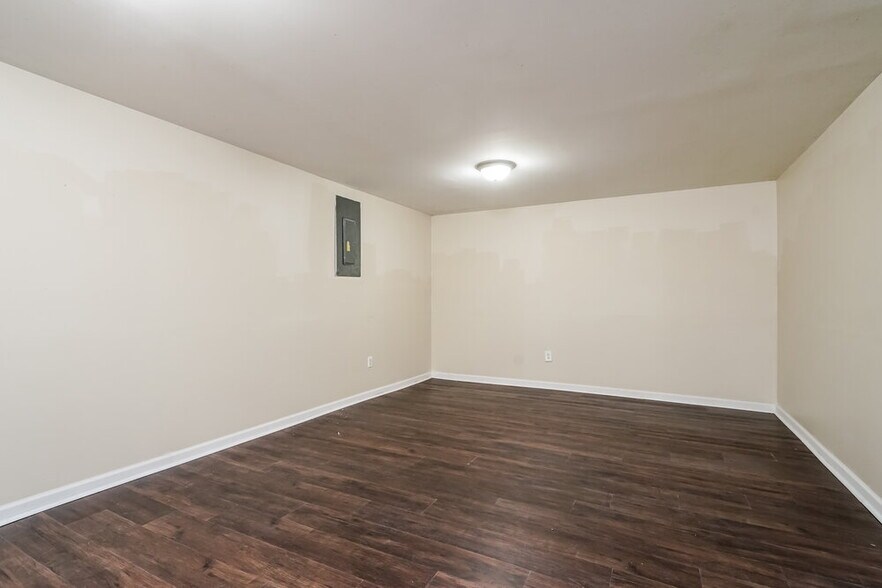 Building Photo - 3075 Flowers Dr