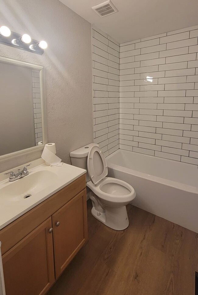 Building Photo - Spacious 3 Bedroom 2.5 Bath Townhome for RENT