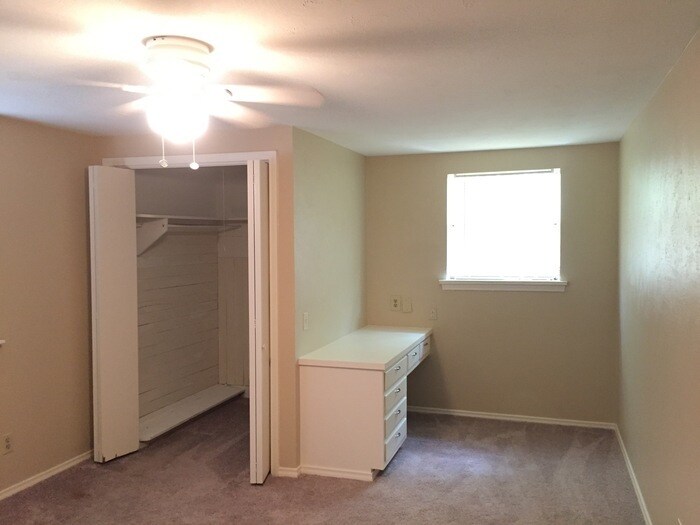 Building Photo - 1718 Glen Alta Dr