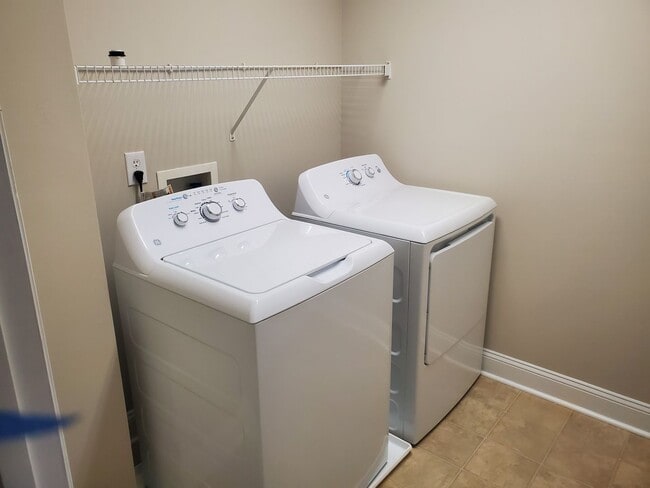 Building Photo - re2102m