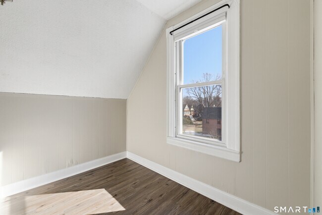 Building Photo - 198 Oxford St