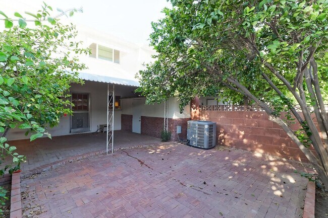 Building Photo - **SPECTACULAR - 2BEDROOM/3BATHROOM CONDO I...