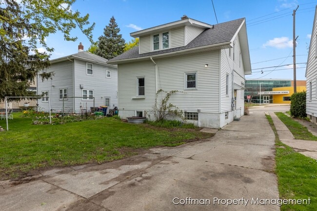 Building Photo - 4 Bed, 2 Bath Single Family Home