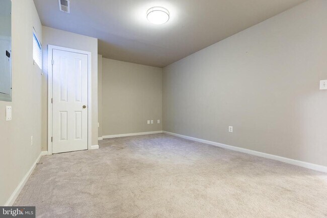 Building Photo - 427 Woodcrest Dr SE