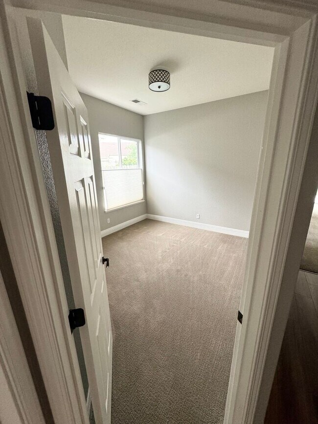 Building Photo - Beautiful Stylish South Reno Home