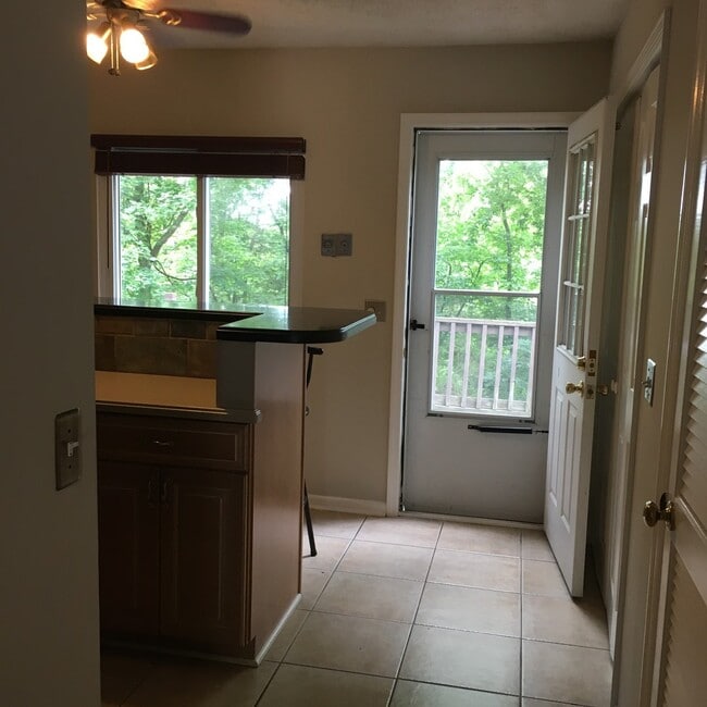 Building Photo - Move In Ready - Just off I-24