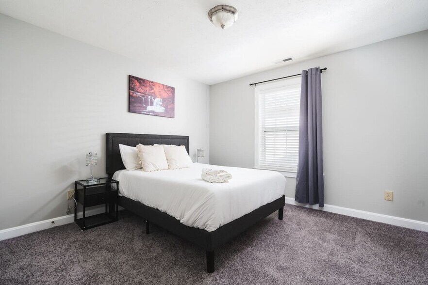 Building Photo - 742 N Sheffield Ave