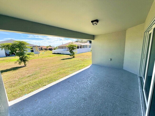 Building Photo - 4 Bed, 2 Bath Available Now in NW Cape Coral