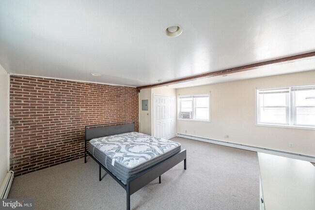 Building Photo - 116 E Gay St