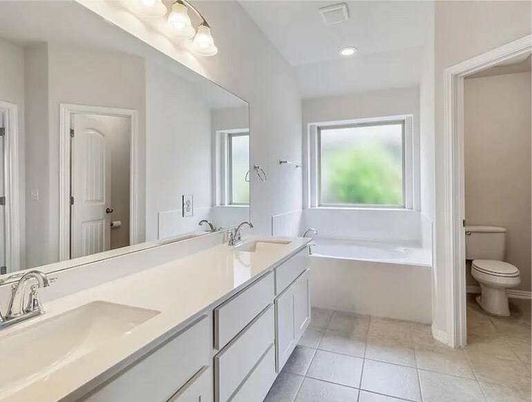 Master restroom - 420 Blue Oak Blvd