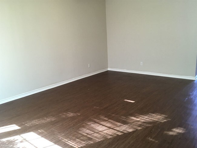 Building Photo - 2 br, 2.5 bath Condo - Wellington Court Co...