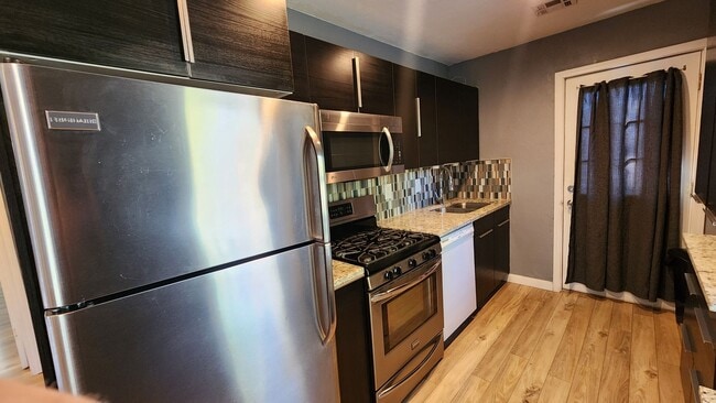 Building Photo - Beautiful 2 bedroom house with granite and...