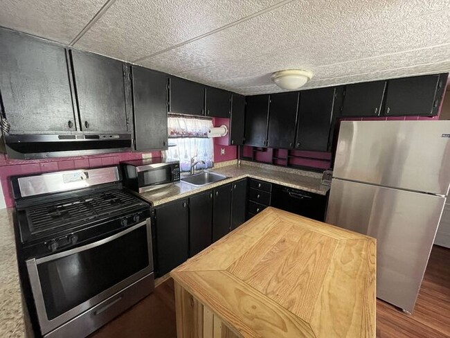 Building Photo - 3 bed/2 bath Trailer - NEW APPLIANCES, W/D...