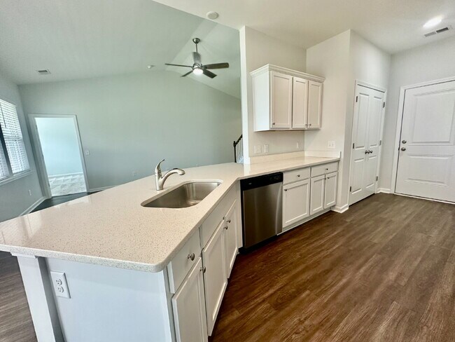 Building Photo - Three Bedroom Home with Large Loft in Heartstone Lakes!
