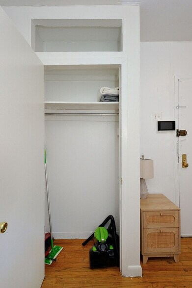 Building Photo - 422 W 56th St