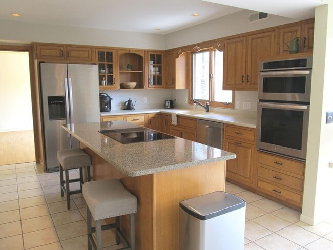 Building Photo - Five Bedroom Home on Portage Creek