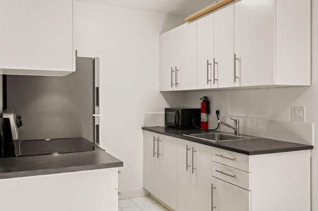 Building Photo - Secluded Rockridge 2BD | Parking Included | Near BART, Shops & Dining