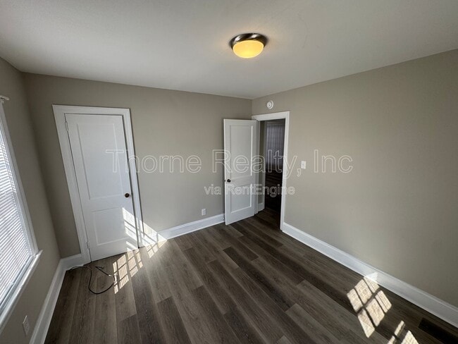 Building Photo - 913 Paul St