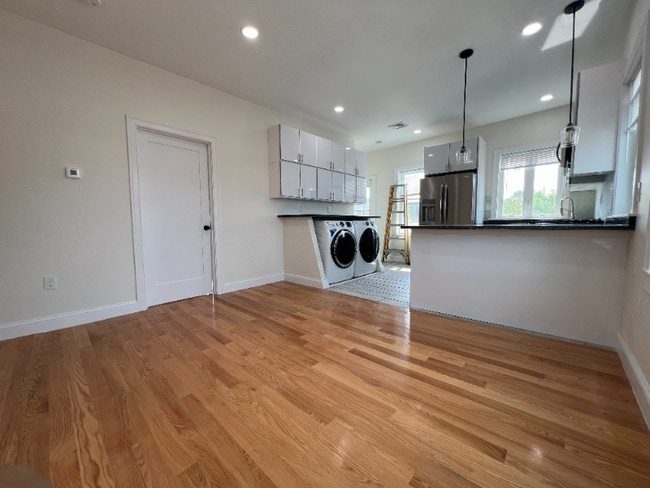 Primary Photo - 132 Buttonwood St