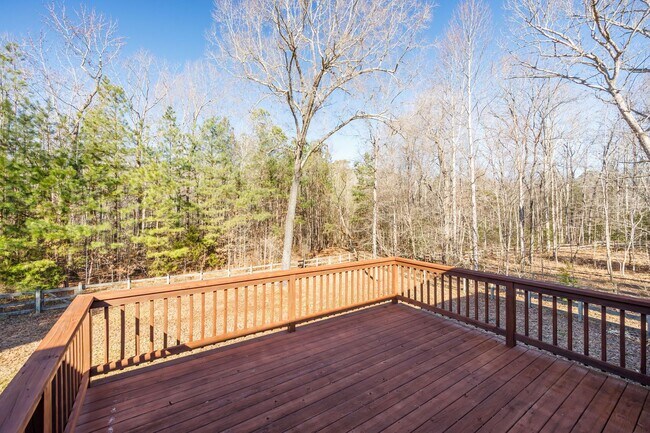 Building Photo - Bright and Spacious 3 Bedroom Home in Chesterfield ***Available Early March***