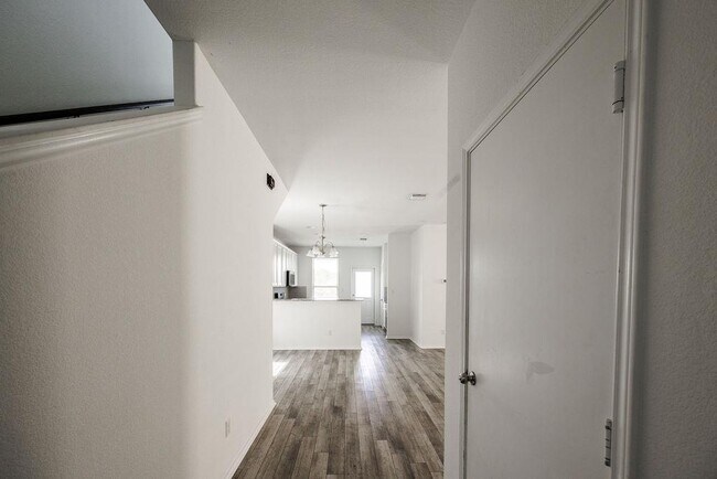 Building Photo - 448 English Oak St