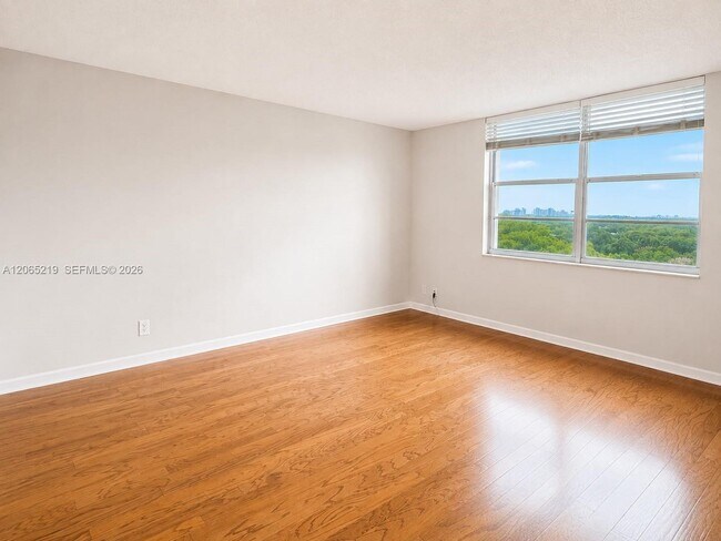 Building Photo - 250 Jacaranda Dr