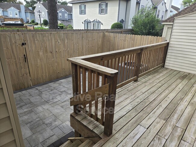 Building Photo - 674 Lord Dunmore Dr