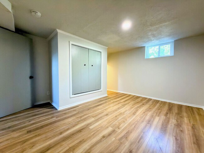 Building Photo - 1023 E Millbert Ave