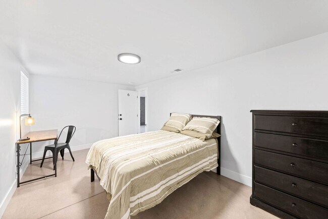 Building Photo - Student Housing - Private Bedrooms for Rent in Newly Renovated House (UNR)