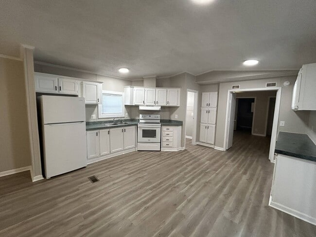 Building Photo - 8 White Oak Village