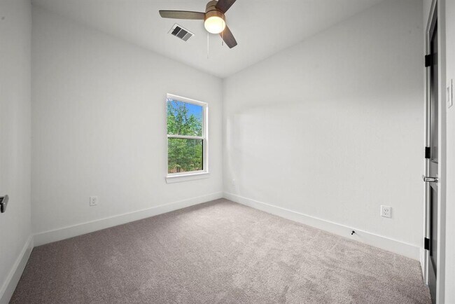 Building Photo - 4930 Chennault Rd
