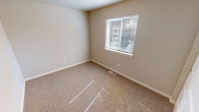Building Photo - Manchester 3 Bedroom Available June 15th!