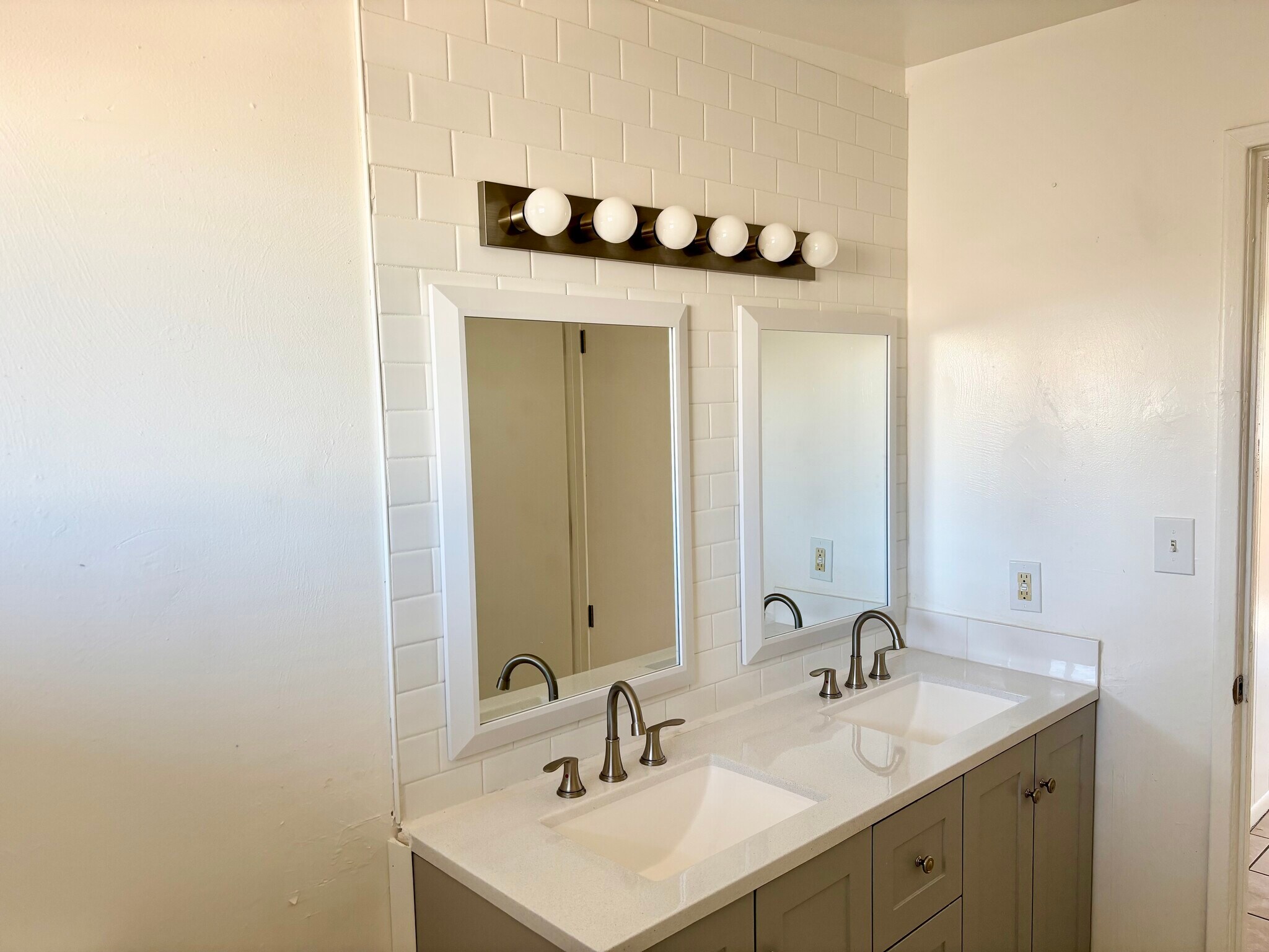 Building Photo - 2818 N Fontana Ave