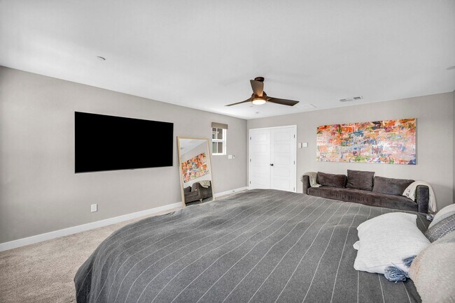 Building Photo - Spacious 5-Bedroom Home with Loft, Pool & Mountain Views