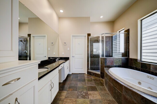 Building Photo - 5202b Rose St