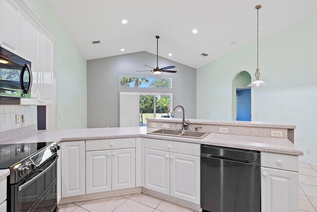 Building Photo - 500 N Cypress Dr
