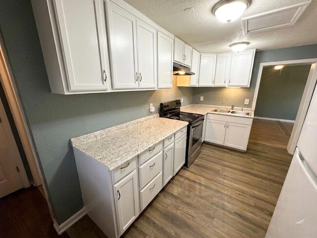 Building Photo - Spacious 3 Bedroom / 1 Bath Apartment in Sugar Creek *Ready Now*