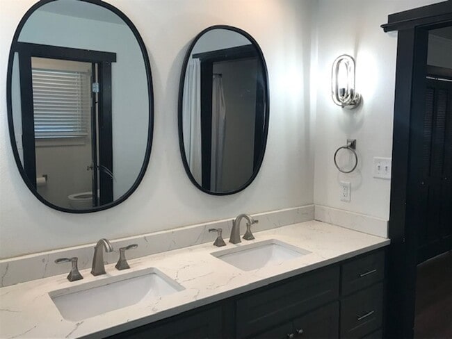 Building Photo - Breckenridge House