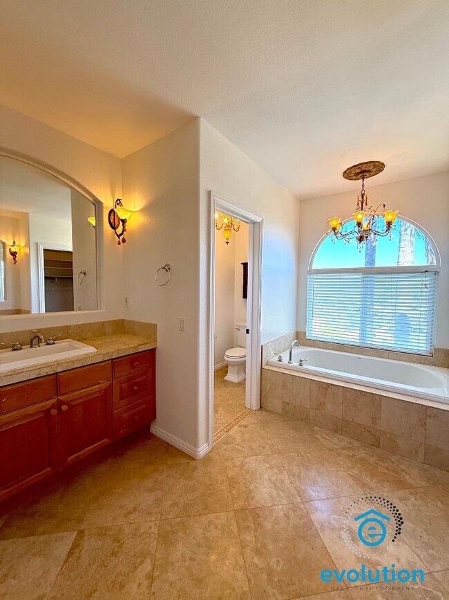 Building Photo - 2914 Carrillo Way