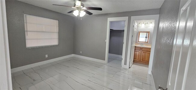 Building Photo - 606 SE 13th Ct