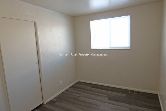 Building Photo - 3 Bed 1 Bath Duplex