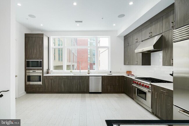 Building Photo - 142 S Front St