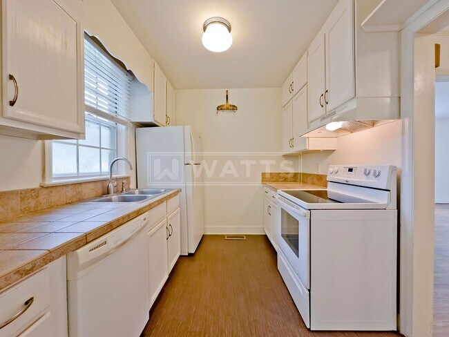 Building Photo - Charming 2BR/1BA Bungalow in Crestwood South