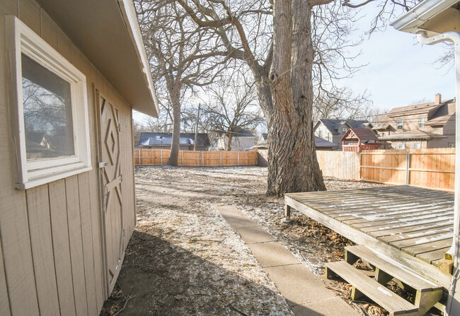 Building Photo - 817 W 12th St