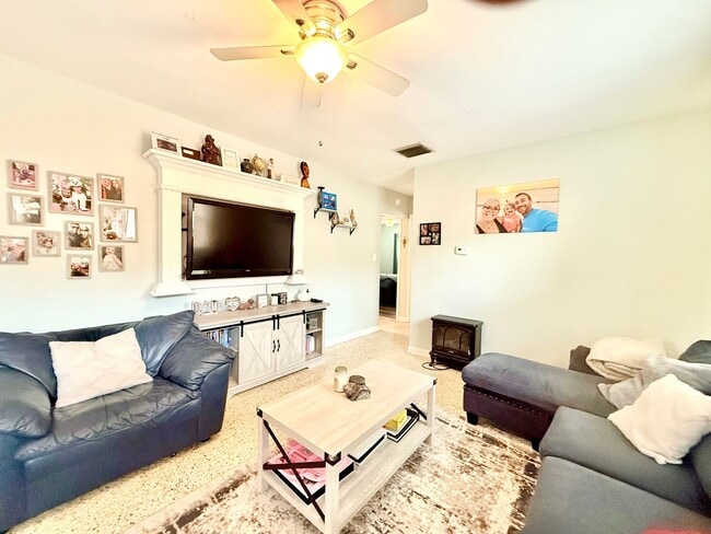 Building Photo - Bright & cozy 2bedroom 1bath home with out...