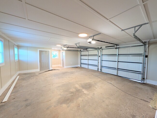 Building Photo - 4143 Devine Rd