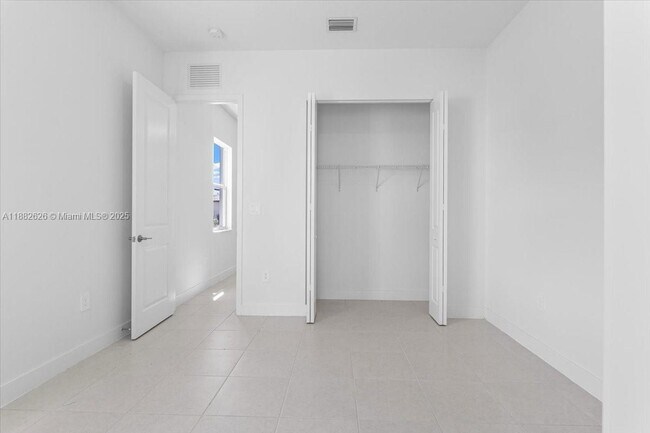 Building Photo - 12237 Green Oak Dr