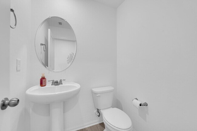 Building Photo - Don't miss out on this cozy 3-bedroom, 2-s...