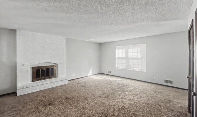 Building Photo - 3 Bed/2 Bath Condo with Garage / Pet-Friendly / Available Now!