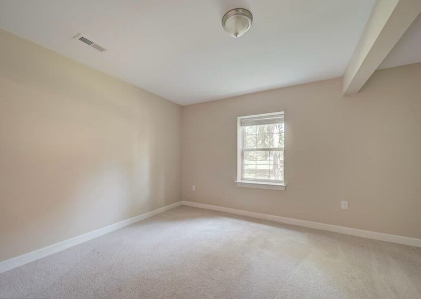 Building Photo - 18413 Cedar Dr